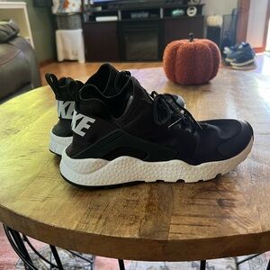 Women’s Nike Huaraches Tennis Shoes Size 7